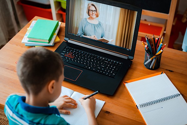 távoktatás gyerek ukrán tanár házi feladat videó óra digitális