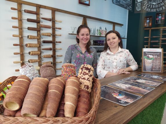 Darinka Gabor és Szvitlana Vaszilinec a kürtőskalács-biznisz beindításán gondolkodtak