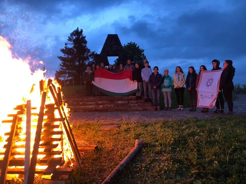 A Kárpátaljai Magyar Cserkészszövetség néhány tagja tavaly a Vereckei-hágón gyújtotta meg az Összetartozásunk Tüzét