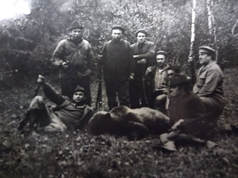 A kiemelt képen a vadászat résztvevői balról jobbra (fekvő): Pál Imre, (állók) Pál Bálint, Hánka Sándor, Tornyi Lajos Antal, Riskó Miska, Íjgyártó Béla, Szépi Gyula, az elejtő