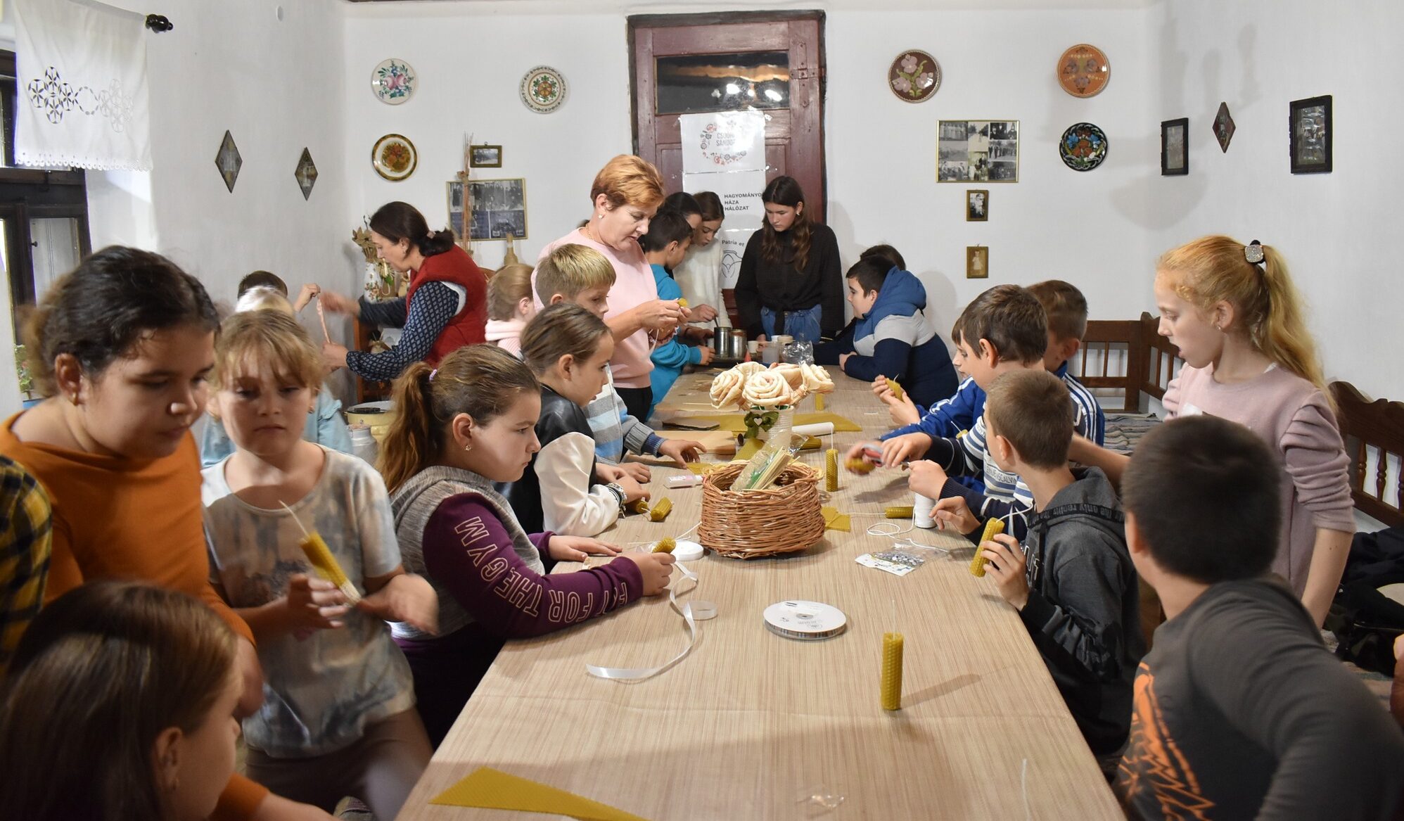 Kézműves foglalkozás a Nagyberegi Tájházban. Gyertyaöntés, gyertyasodrás, gyertyamártogatás a Pro Cultura Subcarpathica szervezésében. Fotó: Hegedűs Csilla