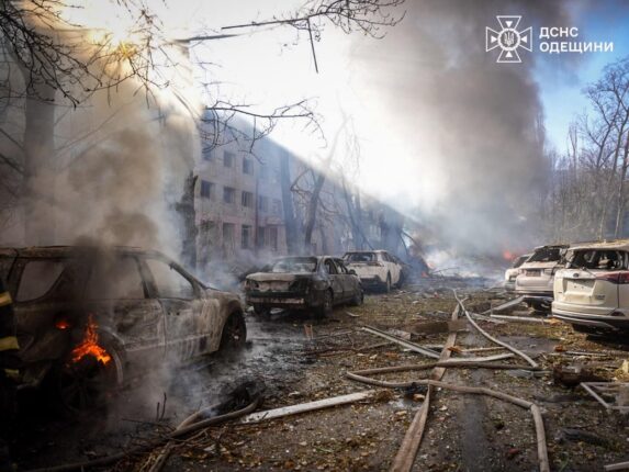 Odesszai orosz rakétatámadás. Egy lakónegyed parkolóját érte találat. Ukrajna, 2024. november 18.