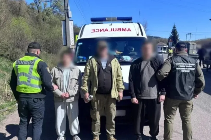 Mentőautóval csempészték volna a határhoz a hadköteles férfiakat